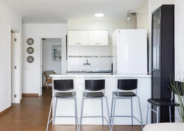 Apartment 2 Bd By The Sea In