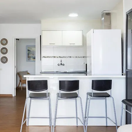 Apartment 2 Bd By The Sea In